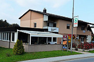 Pizzeria Osmica outside