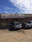 Tacos El Viajero outside