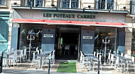 Les Poteaux Carres inside