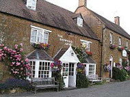 The Howard Arms Ilmington outside