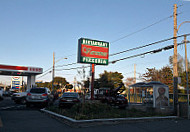 Varennes Pizzeria outside