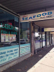 Loui's Seafood Takeaway outside