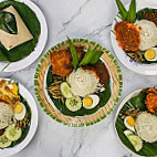 Warung Nasi Lemak Bawah Pokok Roti Canai inside