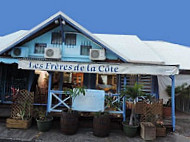 Les Frères De La Côte outside