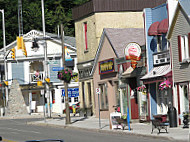 Broderick's Ice Cream Parlour outside