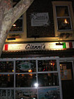 Gianni's inside