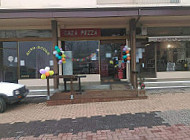 Caza Pizza inside