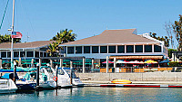 Harpoon Henry's Seafood outside