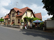 Brauner Bar und weisse Taube outside