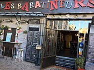 Les Baratineurs outside