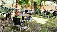 Les Jardins De La Cépière Terrasse inside