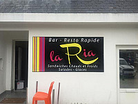 La Ria outside