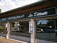 La Détente outside