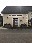 La Petite Auberge outside