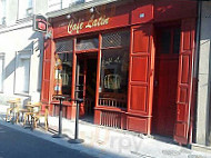 CafÉ Latin, Angers outside