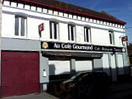 Au Cafe Gourmand outside