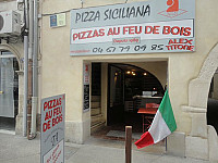 Leo Classic Pizza inside