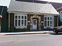 Pop's Ice Cream & Soda Bar outside