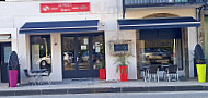 Le Petit Bistro outside