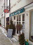 Pasta Arte outside