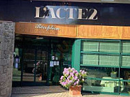 L'acte 2 outside