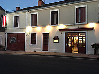 La Petite Auberge outside