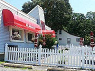 Bandwagon Diner outside