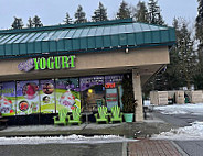 Skinny D's Yogurt outside