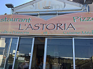 L'astoria outside