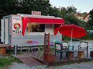 Loulou Pizza outside