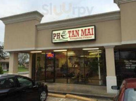 Pho Tan Mai outside