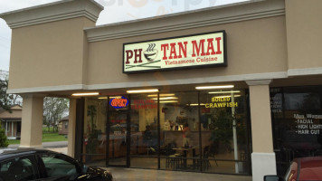 Pho Tan Mai outside