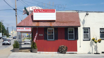 Andy Nelsons Southern Pit Barbecue outside