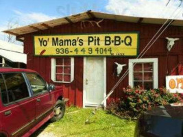 Yo' Mama's Pit -b-que outside