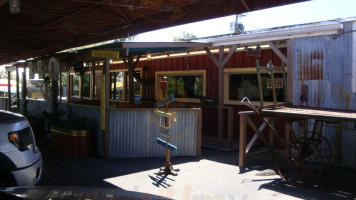 Hickory House -b-que Shawn's Soda Shop outside