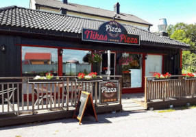 Nikas Pizza inside