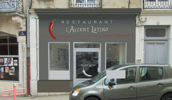 L'Accent Latino outside