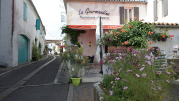 La Gourmandine outside