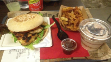 Le Calmos Burger Chic food