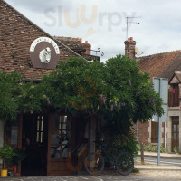 Auberge du Cheval Blanc outside