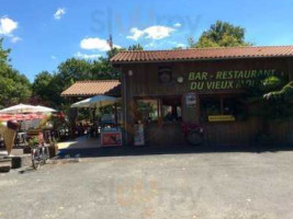 Le Vieux Moulin outside