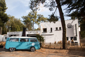 Le Banc De Sable Surf House outside