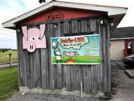 Gus's Bbq, Llc outside