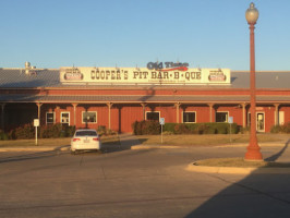 Cooper's Old Time Pit B-que outside