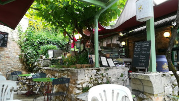 La Terrasse Table Du Producteur outside