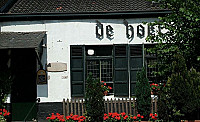 De Hoef outside