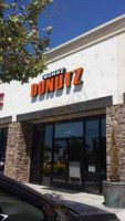 Wongz Donutz outside