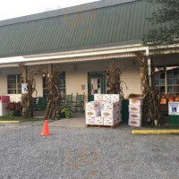 Wooden's Apple House Pie Shop outside