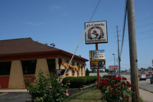 El Canelo outside