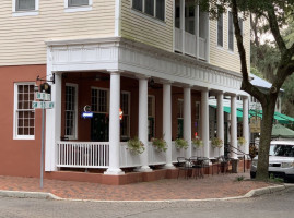 The Queen's Arms Pub outside